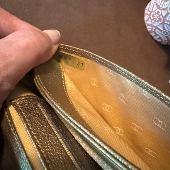 RARE VINTAGE Chanel Gold Wallet In Good Condition With COA - Picture 9 of 17